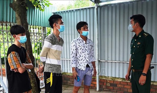 Vietnamese fleeing Bavet casino handed over by Cambodia authorities hinh anh 1