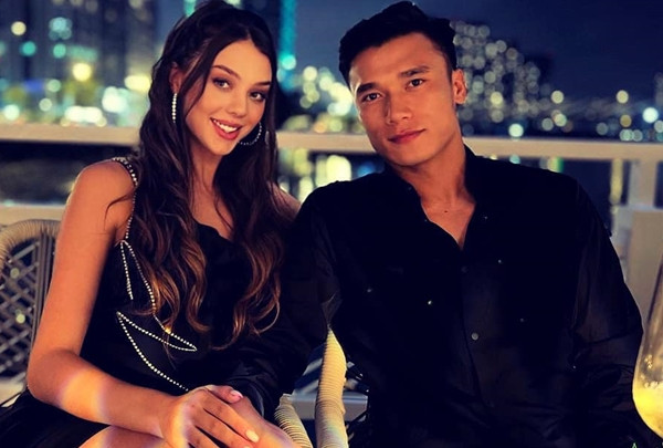 Vợ mẫu Tây của Bùi Tiến Dũng về quê cào thóc giúp bố mẹ chồng