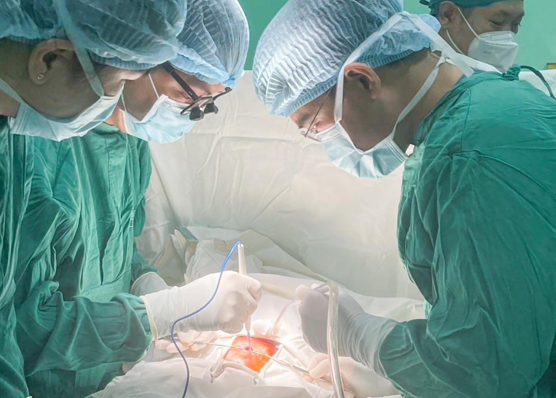 Nhịp tim thai chậm, em bé phải phẫu thuật khi vừa lọt lòng mẹ