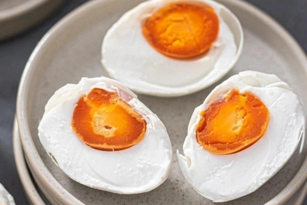 Tự làm trứng muối thơm ngon tại nhà