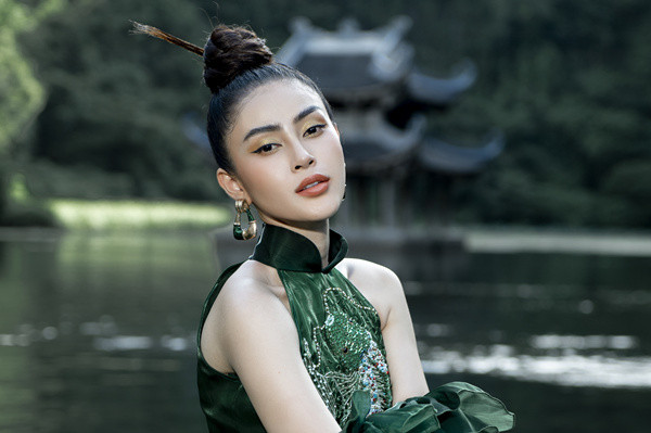 Hoa hậu Lý Kim Thảo lả lơi áo dài cổ yếm ở cảnh sắc Tràng An