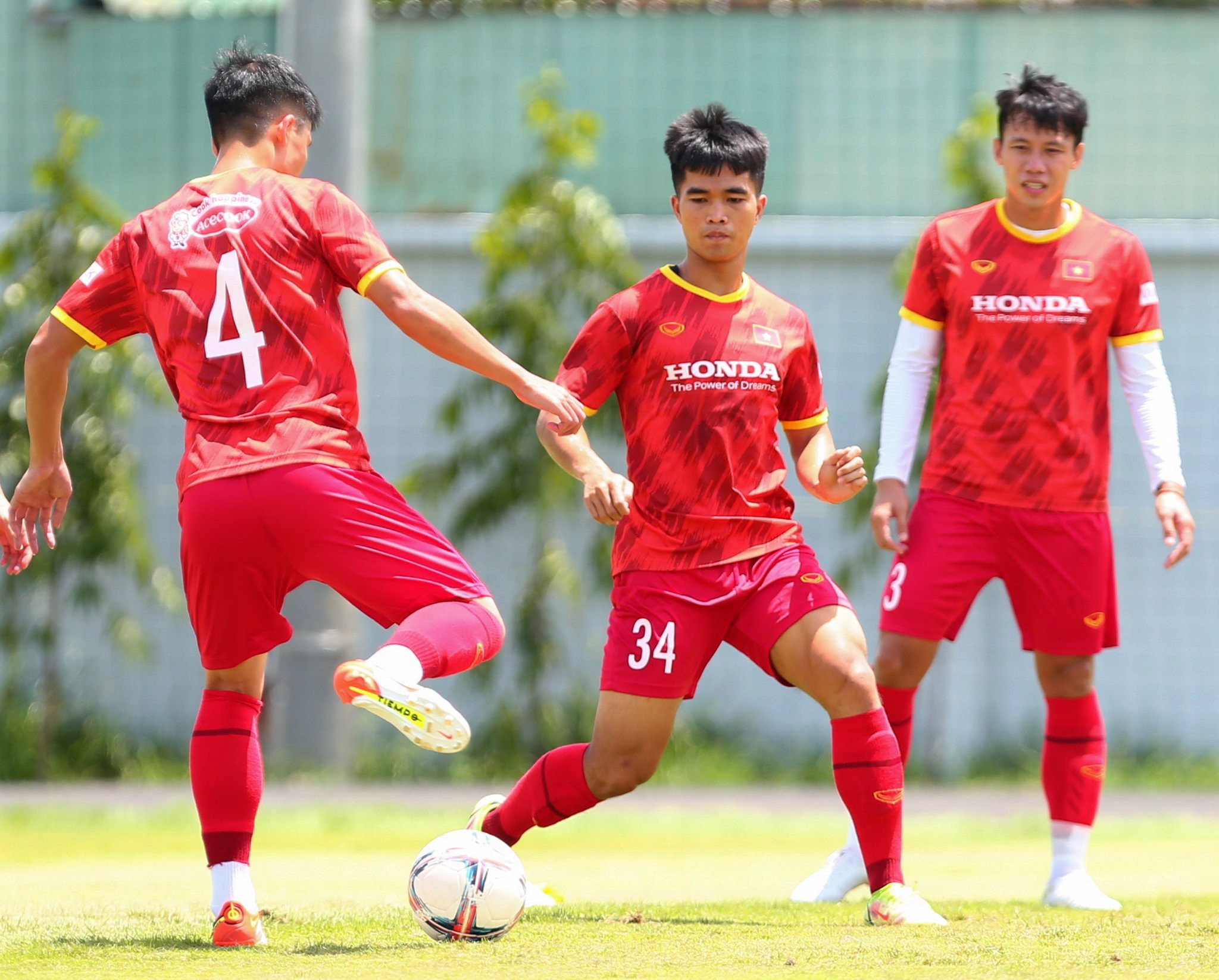 Trả lời phỏng vấn, tiền đạo tân binh Đình Duy (34) cho biết đang nỗ lực phấn đấu nhằm giành được tin tưởng từ HLV Park Hang Seo. Chân sút trẻ đang có 4 bàn thắng ở V-League cũng chia sẻ cảm xúc vui sướng khi được triệu tập lên tuyển Việt Nam