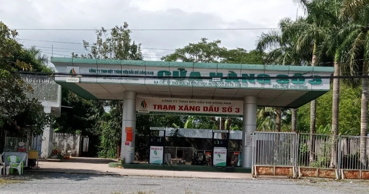 'Hết thời', cây xăng rao bán khắp nơi