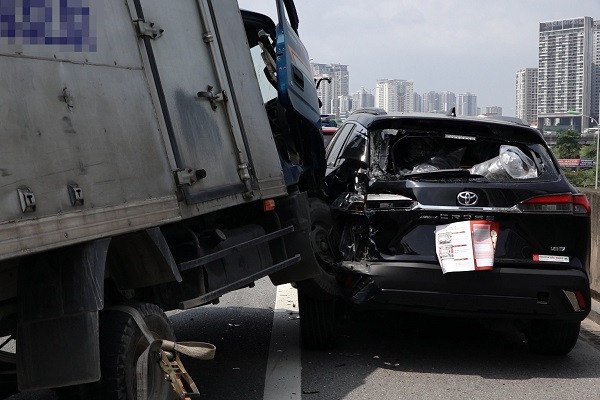 Tai nạn liên hoàn trên đường Vành đai 3, xe tải trèo lên ô tô con