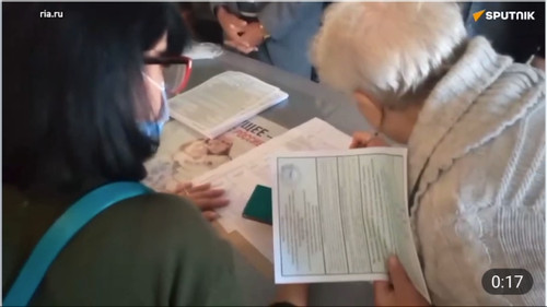 Hình ảnh người dân 4 vùng ở Ukraine bỏ phiếu gia nhập Nga
