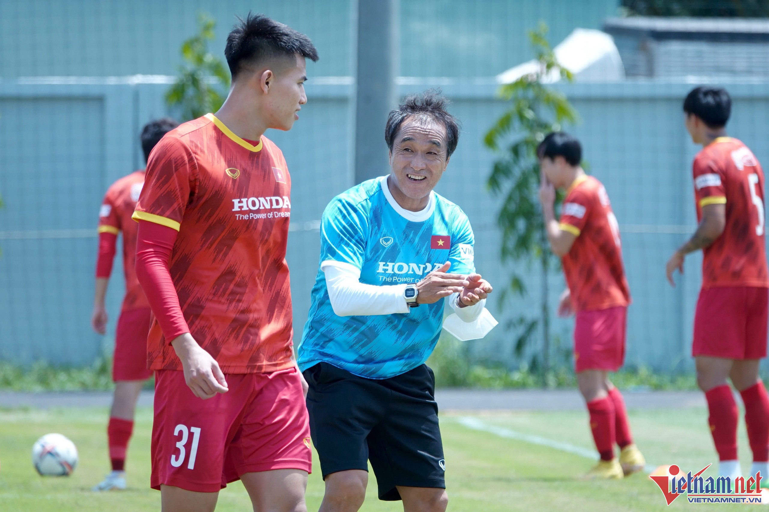Trợ lý Lee Young Jin là người chỉ đạo buổi tập thay thế cho HLV Park Hang Seo, khi thuyền trưởng tuyển Việt Nam bận sang Thái Lan xem giò các đối thủ ở King's Cup