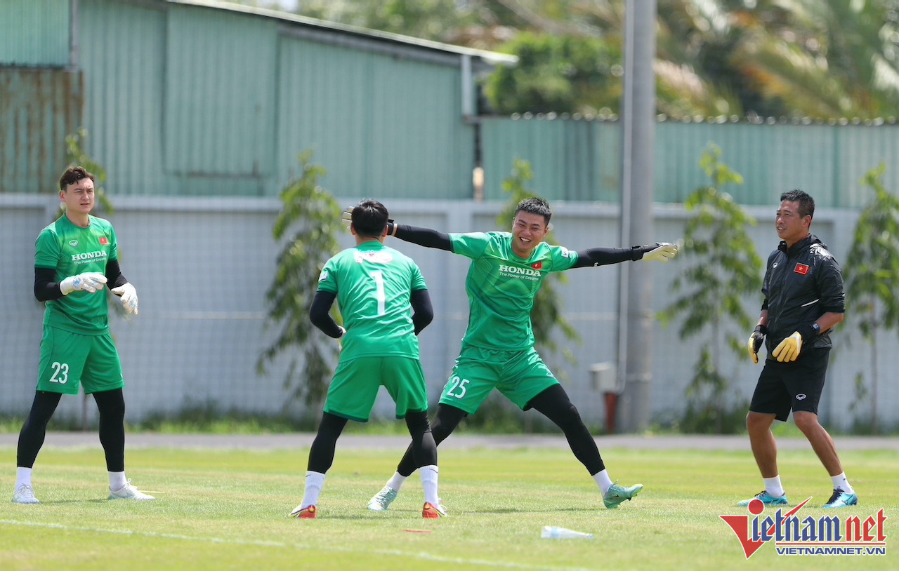 Ở một góc sân, các thủ môn tập luyện cùng trợ lý Ngô Việt Trung