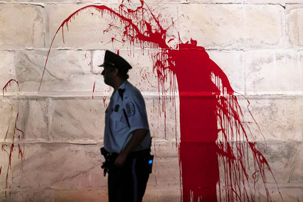 Bị cảnh sát bắt vì vẽ bậy, viết tục lên đài tưởng niệm cao nhất thủ đô nước Mỹ