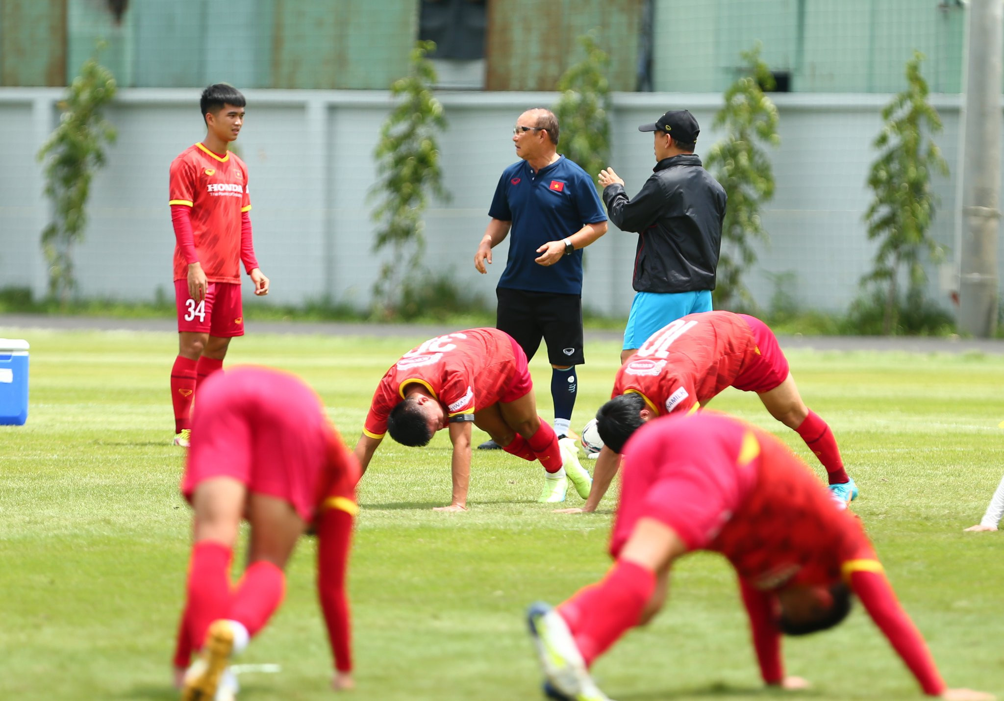 Trong khi các đồng đội, đàn anh tập luyện một cách bình thường thì tiền đạo Đình Duy được HLV Park Hang Seo gọi ra tập riêng 