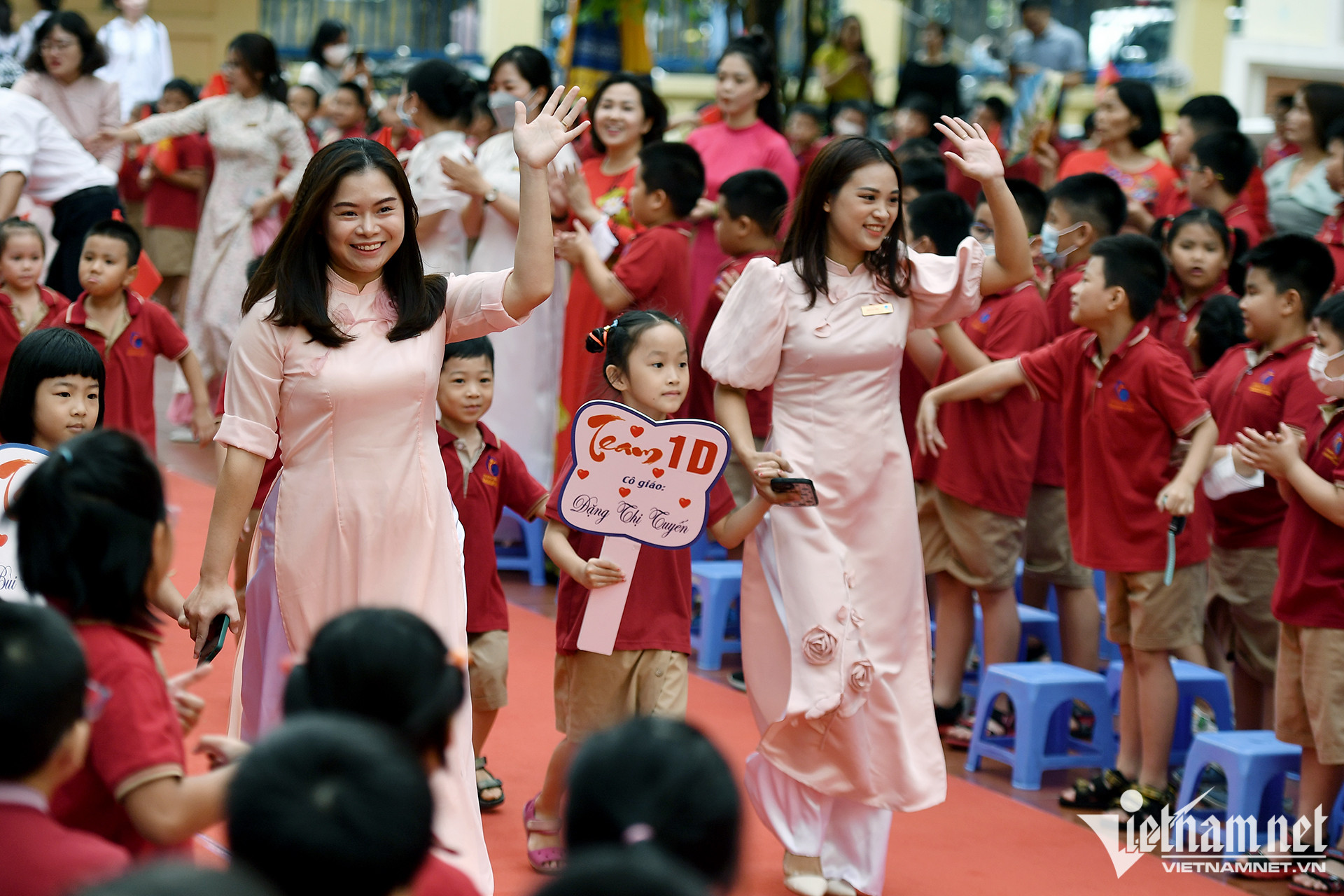 'Xin phụ huynh hãy trả lại vai trò người thầy cho chúng tôi'