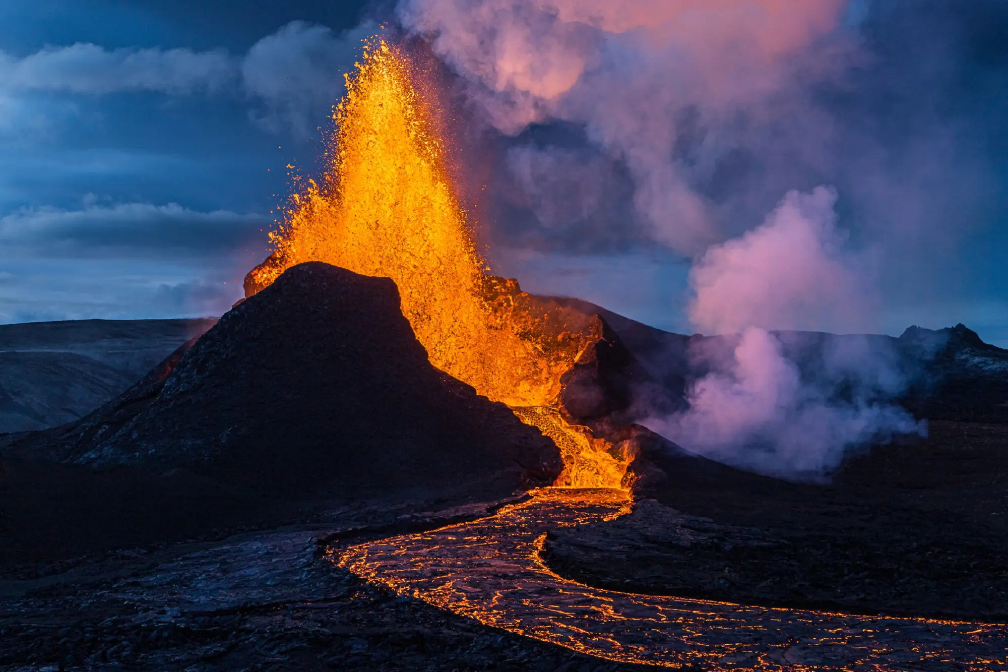 Cùng khám phá cảnh tượng kỳ vĩ lúc núi lửa phun trào ở Iceland với những hình ảnh không thể tin nổi. Bạn sẽ được đắm mình vào sự xa xôi và bí ẩn của thiên nhiên với những viên đá nóng chảy, hơi nước và khói lửa tạo nên một thế giới giống như trong truyền thuyết.