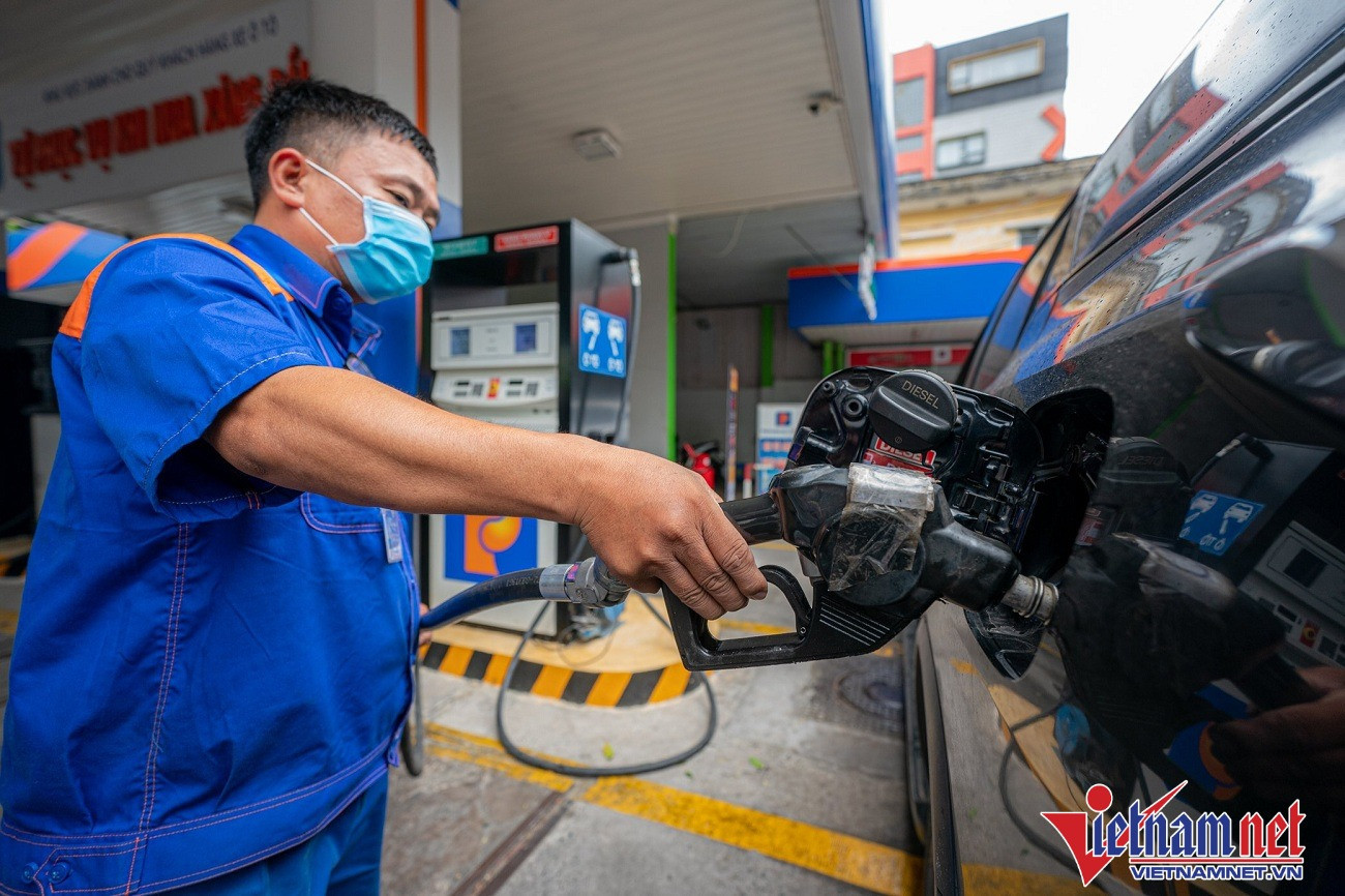 Giá dầu thế giới thấp nhất 8 tháng, giá xăng có thể giảm sâu