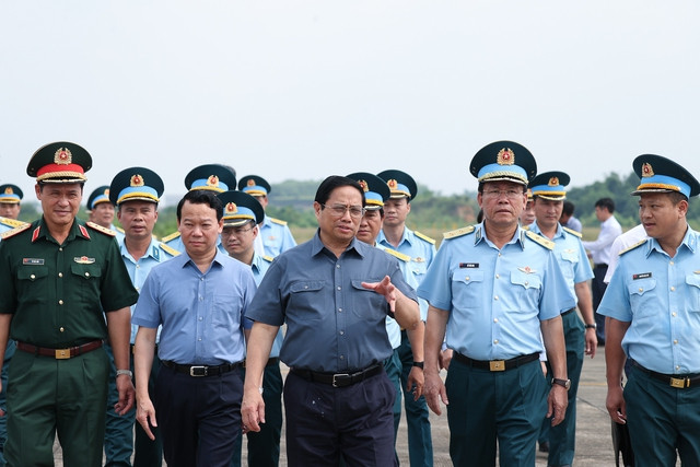 Thủ tướng thăm Trung đoàn Không quân tiêm kích đầu tiên, khảo sát sân bay quân sự Yên Bái