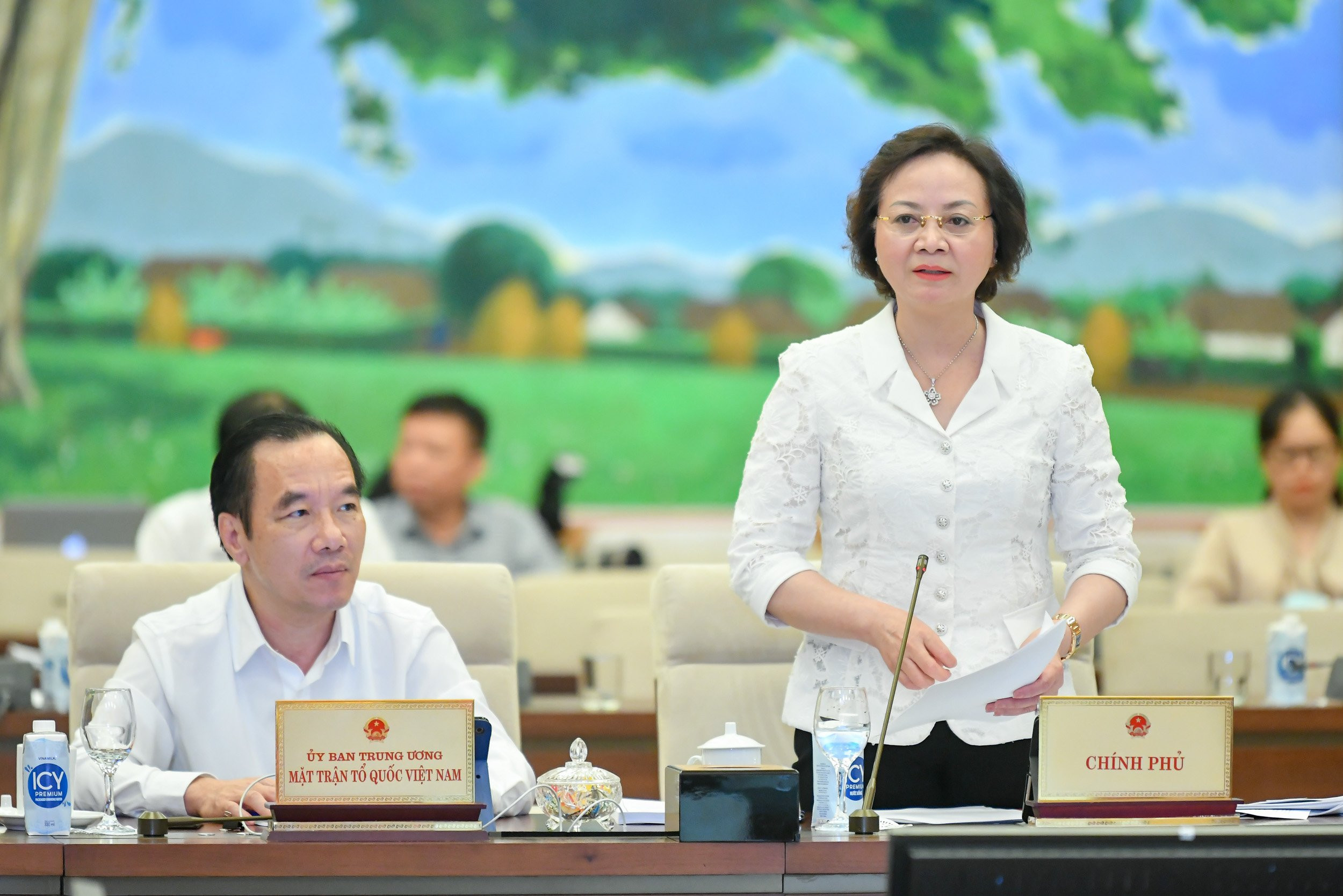 Vietnam begins to reduce salary gap between state agencies and private sector