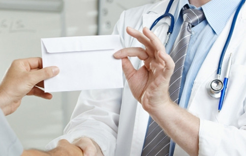 Bác sĩ có sợ phong bì?