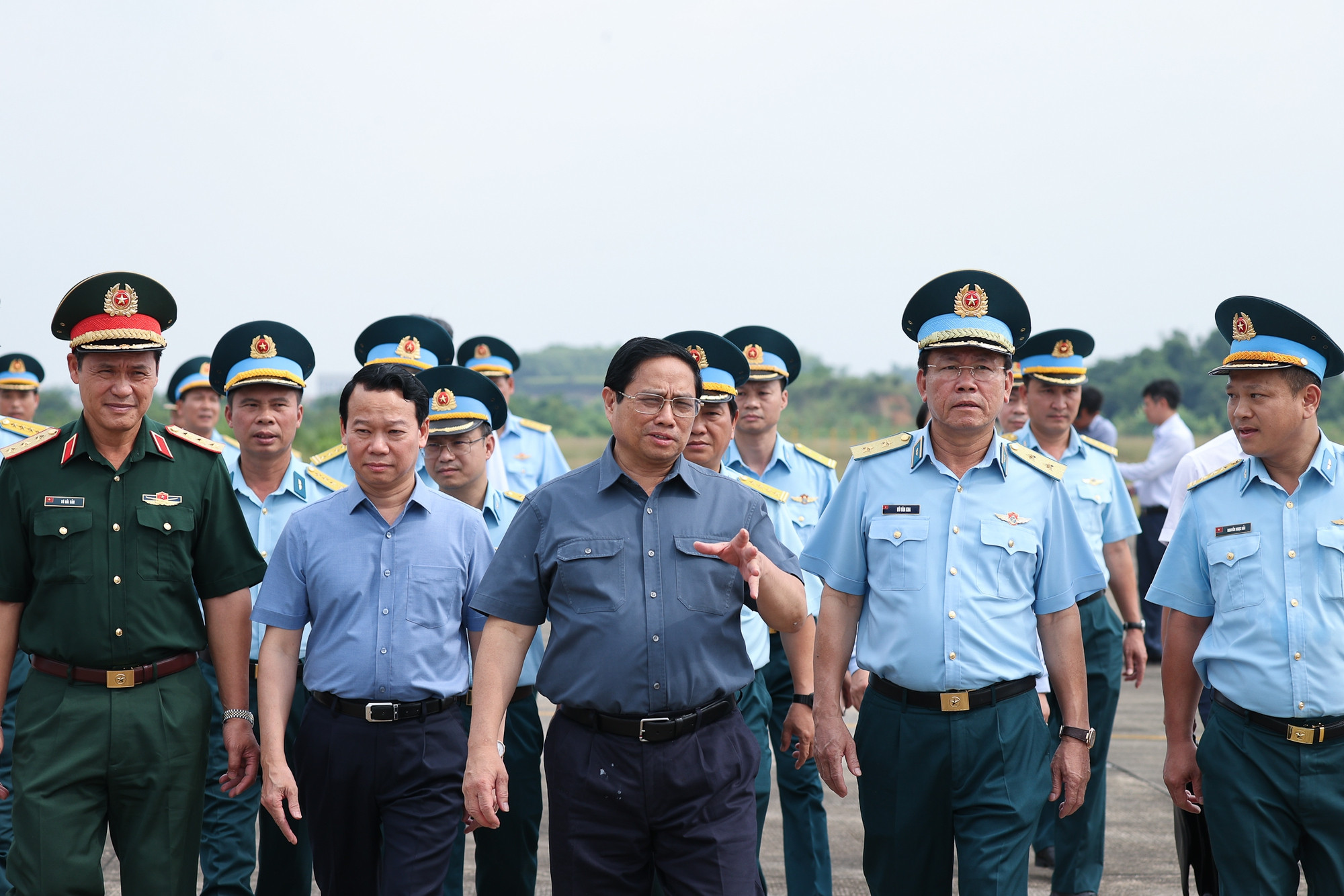 Thủ tướng thăm Trung đoàn Không quân tiêm kích đầu tiên, khảo sát sân bay quân sự Yên Bái - Ảnh 2.