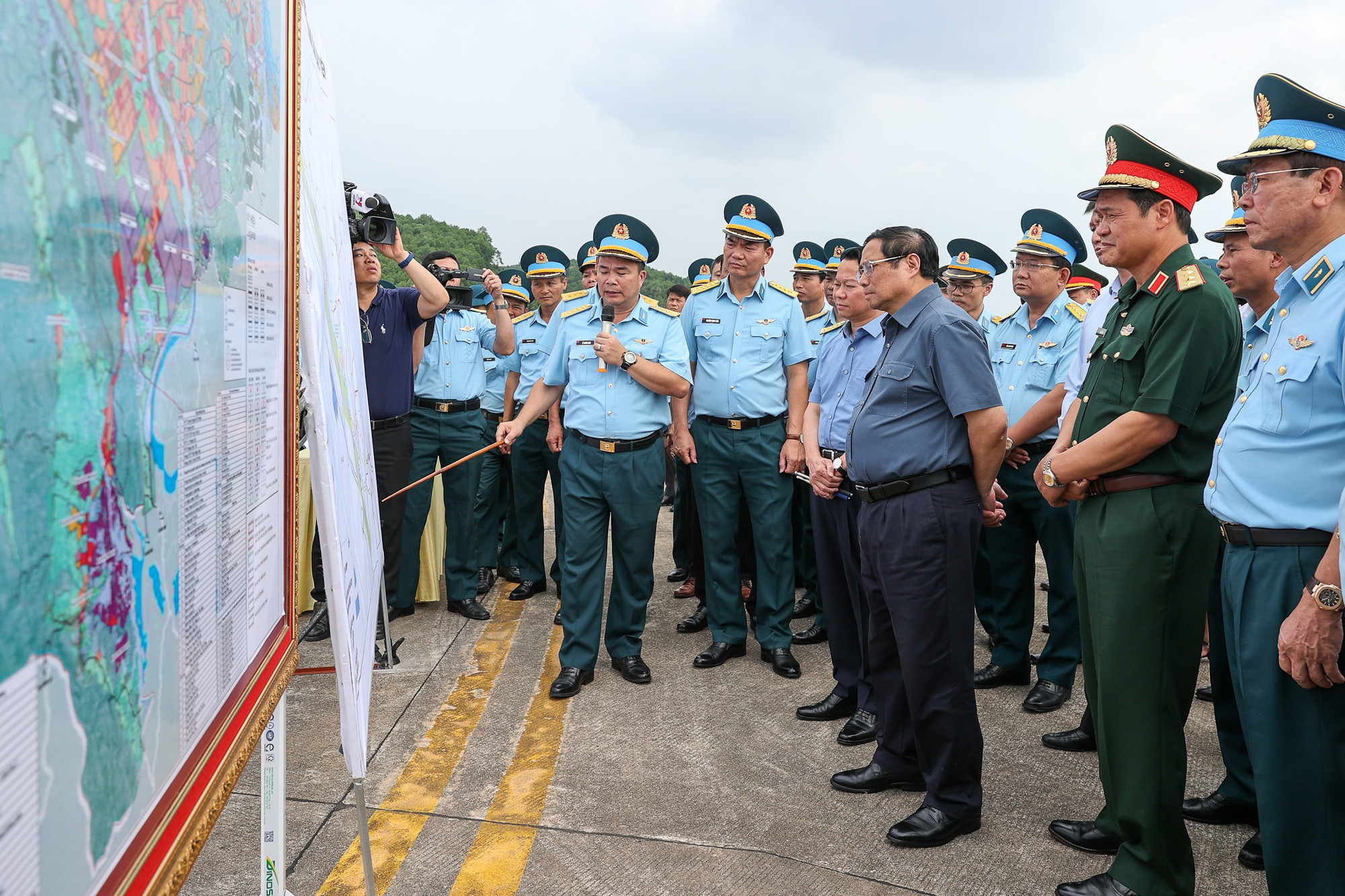 Thủ tướng thăm Trung đoàn Không quân tiêm kích đầu tiên, khảo sát sân bay quân sự Yên Bái - Ảnh 7.