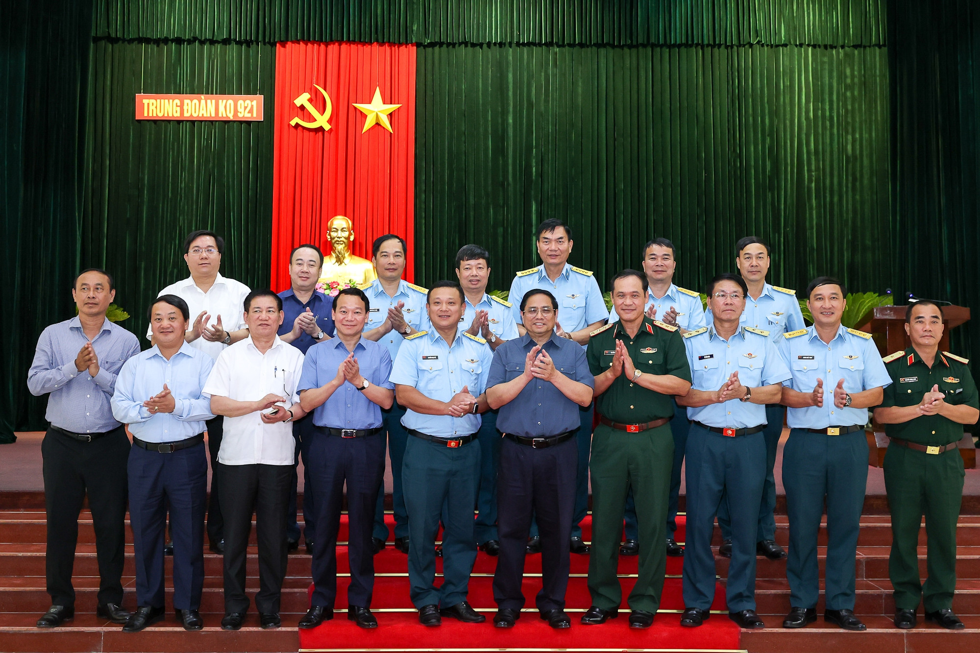 Thủ tướng thăm Trung đoàn Không quân tiêm kích đầu tiên, khảo sát sân bay quân sự Yên Bái - Ảnh 6.