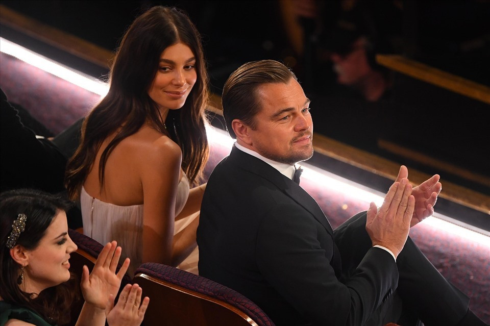 Bạn gái cũ kém 23 của Leonardo DiCaprio diện áo xuyên thấu khoe vòng 1 nóng bỏng