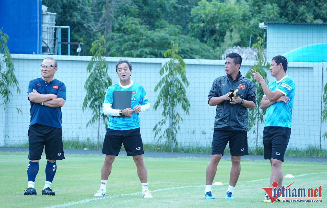 Sau một ngày vắng mặt, sáng 24/9 HLV Park Hang Seo cùng trợ lý Anh Đức quay lại tuyển Việt Nam chuẩn bị cho trận đấu gặp Ấn Độ vào tối 27/9.