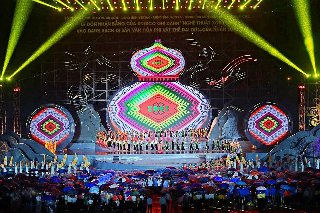 Thủ tướng dự Lễ đón nhận bằng của UNESCO vinh danh Nghệ thuật Xòe Thái