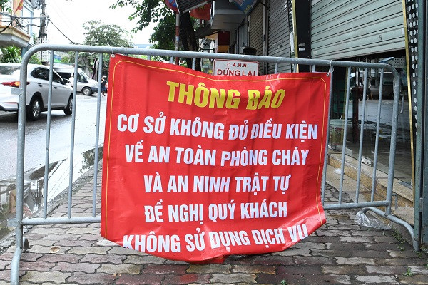 Karaoke vi phạm phòng cháy ở Hà Nội bị rào chắn để ngăn hoạt động chui