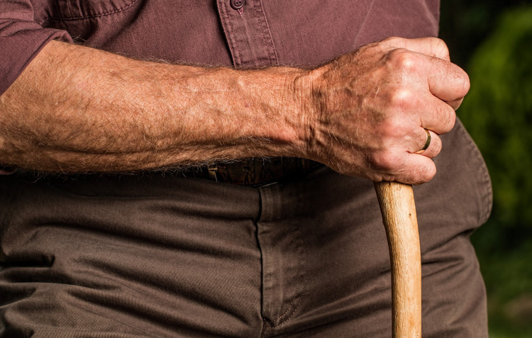 Ba tôi 85 tuổi còn ra toà