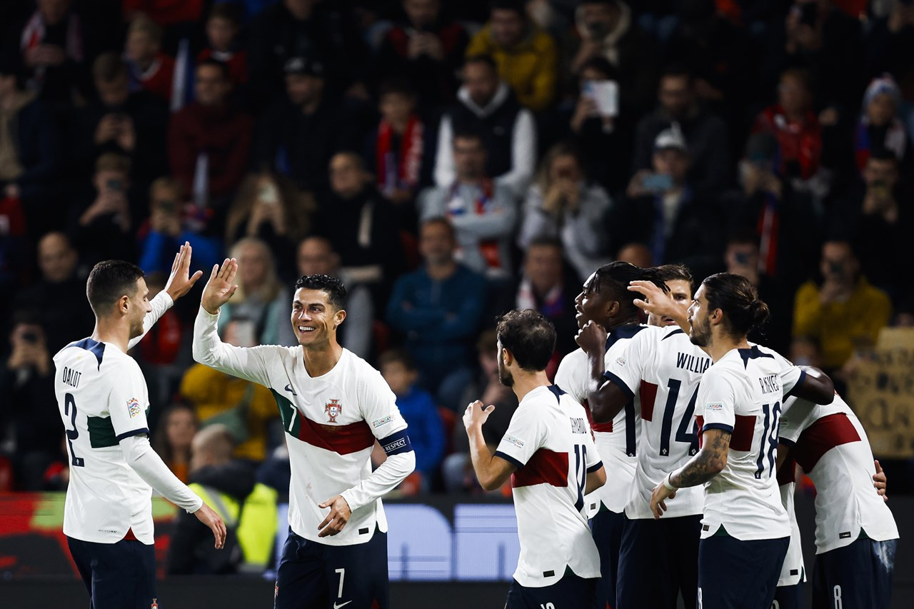 Ronaldo ăn mừng cùng các đồng đội