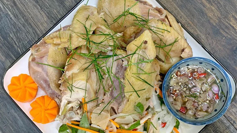 Cách làm gà hấp muối sả da giòn, thịt mềm thơm cực cuốn hút