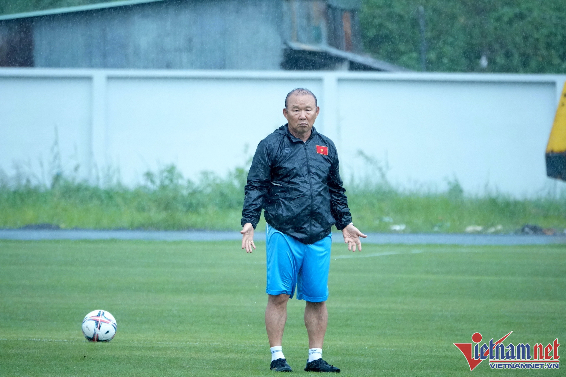 Tuyển Việt Nam dầm mưa tập luyện, thầy Park nằm sân... ăn vạ