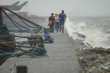 Siêu bão Noru tấn công Philippines, nhiều trường cho học sinh nghỉ ngày mai