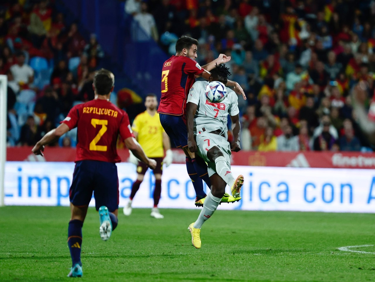 Thất bại 1-2 trước Thụy Sĩ, Tây Ban Nha đánh mất luôn ngôi đầu vào tay Bồ Đào Nha, với 2 điểm ít hơn. Bởi ở trận đấu cùng giờ, Ronaldo và các đồng đội đã vùi dập CH Séc với tỷ số 4-0.