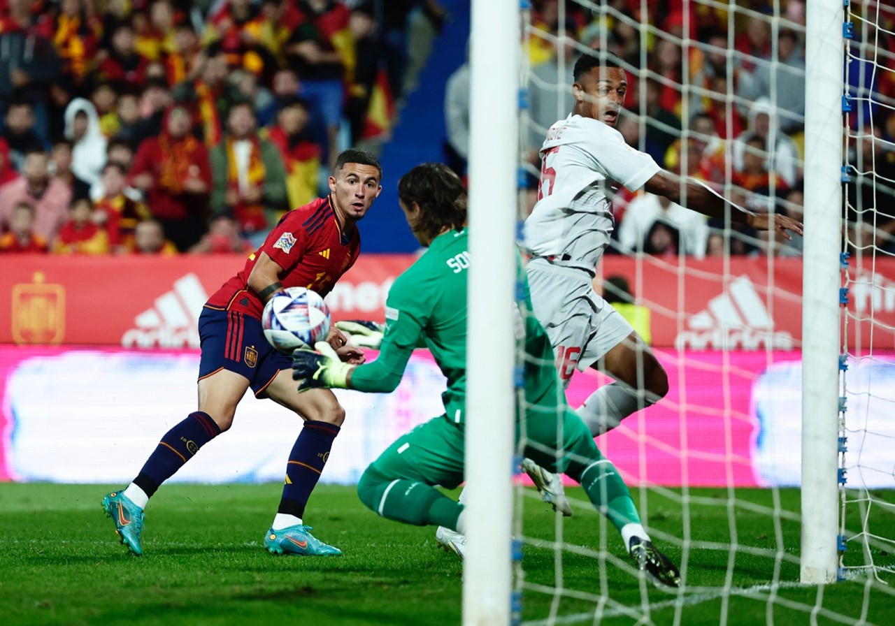 Yann Sommer tiếp tục chứng tỏ cái duyên ở những trận cầu lớn. Thủ môn thuộc biên chế Monchengladbach thực hiện hàng loạt pha cứu thua xuất thần, nổi bật là tình huống đổ người bắt gọn cú sút chìm trong vòng cấm của Carlos Soler ở cuối trận. Đây cũng là khoảnh khắc định đoạt số phận của Tây Ban Nha