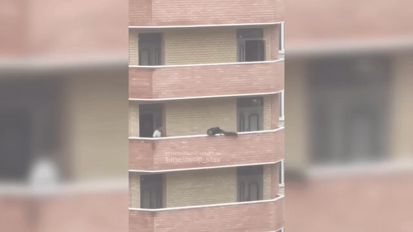 Thót tim hàng xóm cứu mạng chàng trai định nhảy từ tầng 11 xuống - 2
