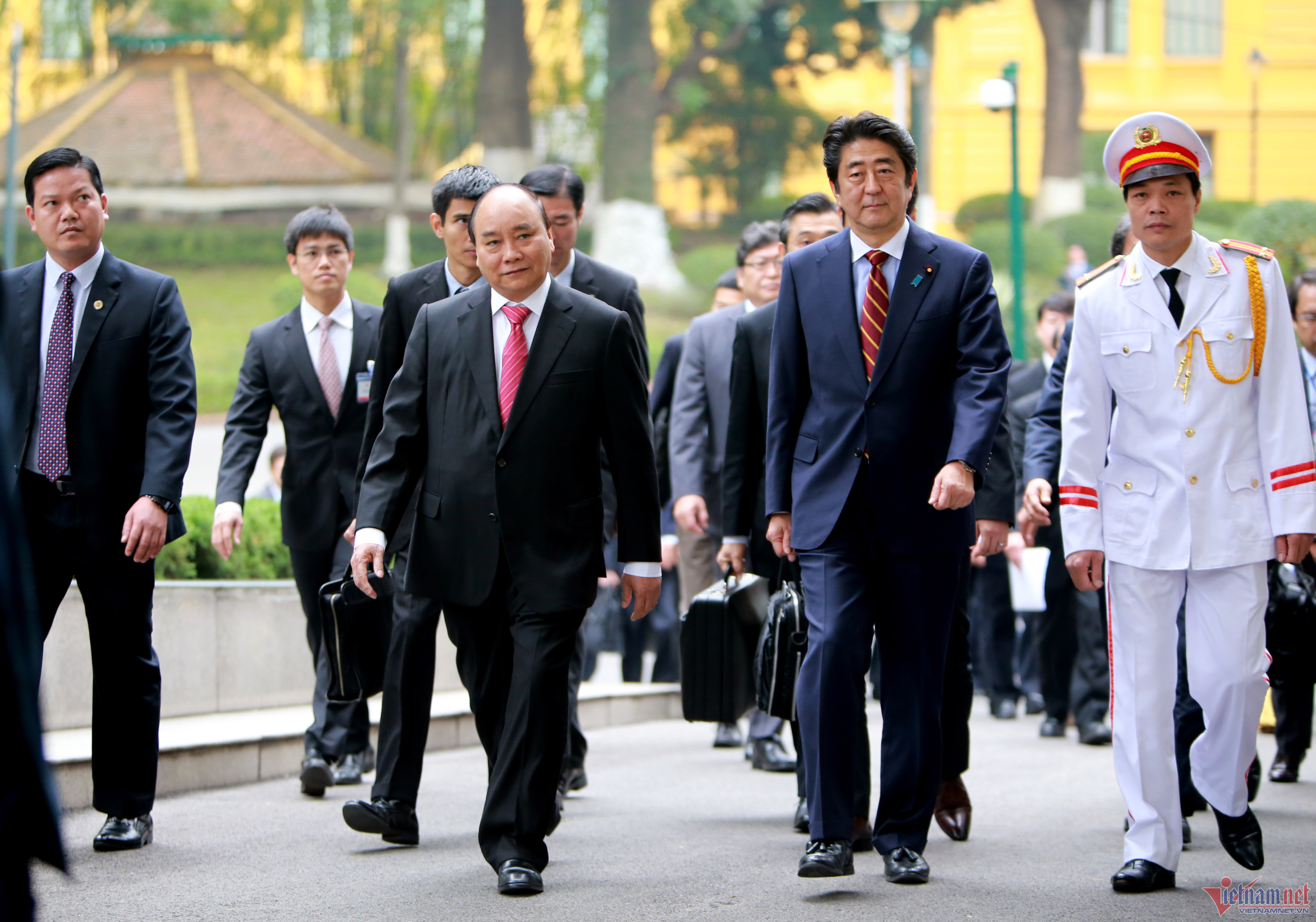 Chủ tịch nước lên đường sang Nhật Bản dự lễ Quốc tang cố Thủ tướng Abe Shinzo