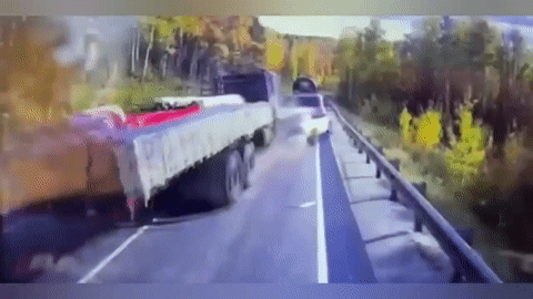Xe tải mất phanh ủi một loạt ô tô trên đường