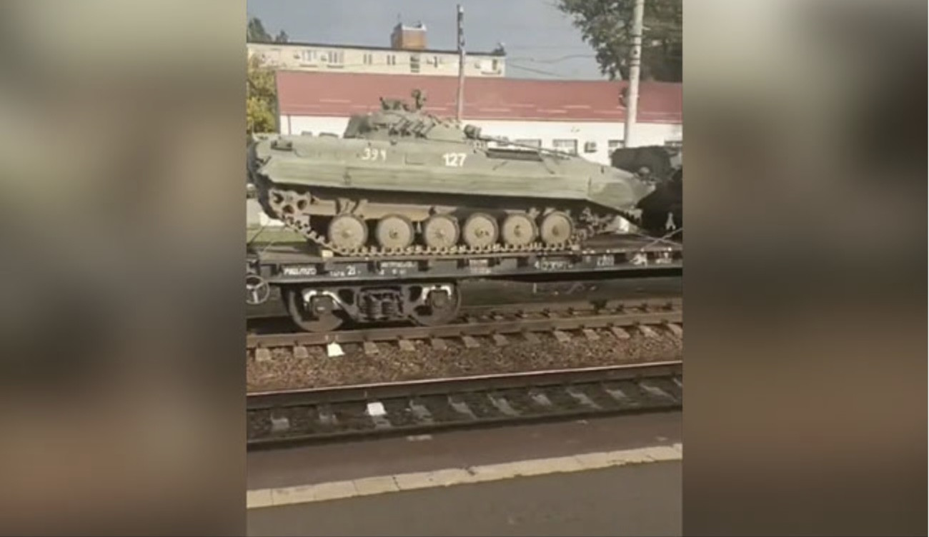 Ukraine tung video Nga lấy xe tăng cổ trong kho ra dùng