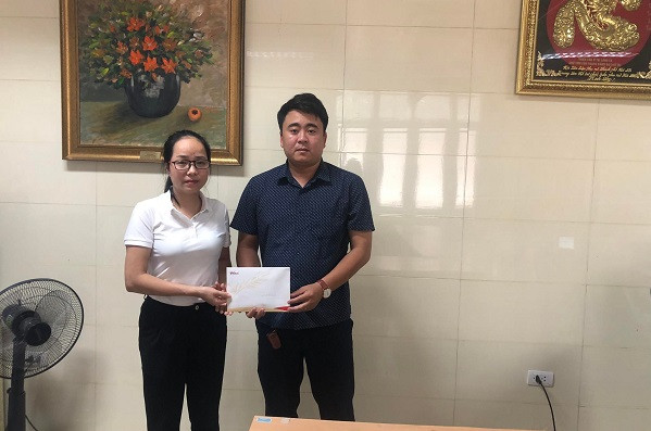 Trao hơn 27 triệu đồng đến bé Trịnh San San bị ung thư xương