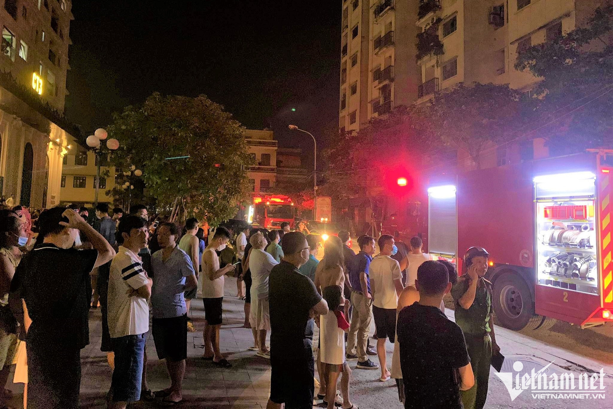 Cháy chung cư ở Hà Nội lúc nửa đêm, người dân xanh mặt tháo chạy