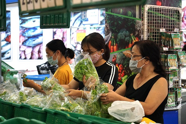 Mì tôm, rau xanh đắt hàng trước giờ bão Noru đổ bộ