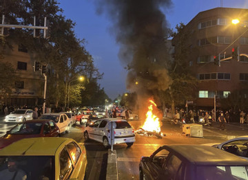 Làn sóng biểu tình dâng cao, Iran triệu tập đại sứ Anh, Na Uy