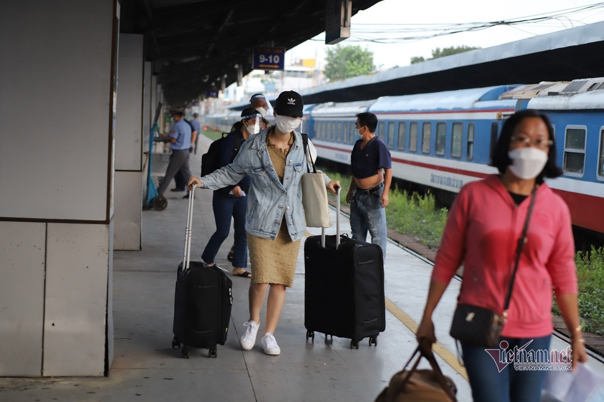 Ứng phó bão Noru: Đường sắt dừng chạy tàu, hàng không chằng néo neo đậu tàu bay