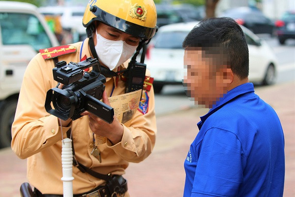 Hàng loạt ô tô đi vào làn khẩn cấp trên Vành đai 3 bị ghi hình xử phạt