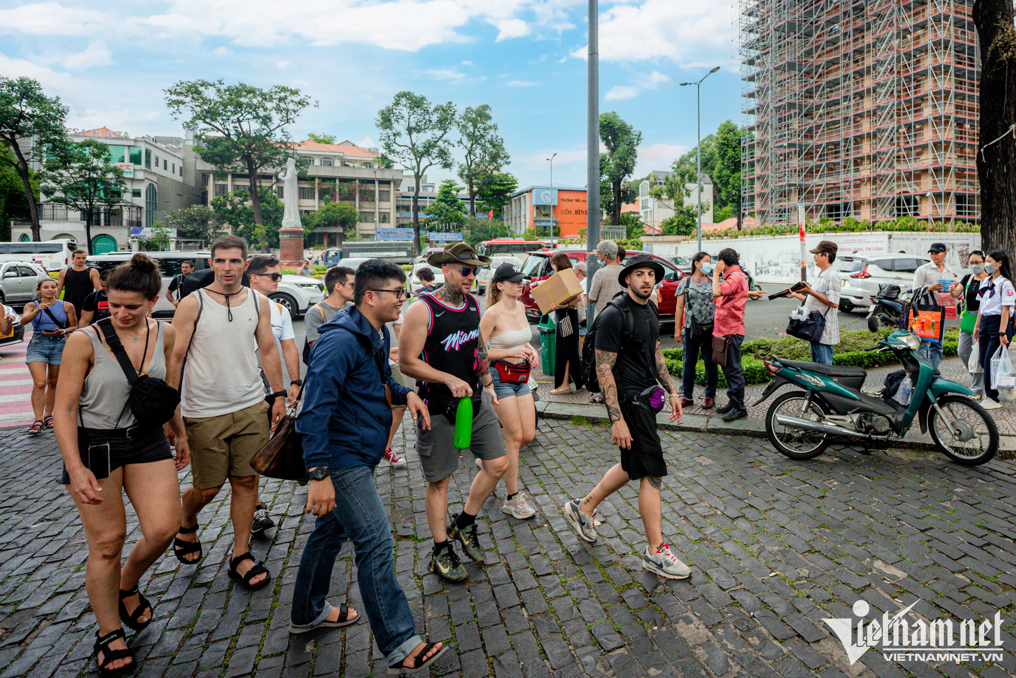 Hàng quán, phố xá ở Hà Nội và TPHCM tràn ngập du khách quốc tế sau đại dịch - Ảnh 17.
