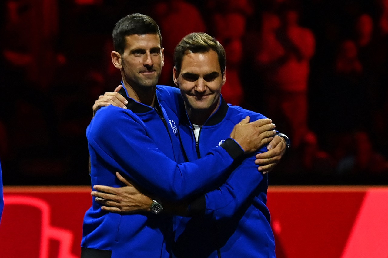 Federer ôm chặt, động viên Djokovic sau khi không thể giúp đội tuyển châu Âu bảo vệ thành công chức vô địch