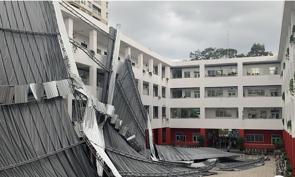 Mái che trường học ở Sài Gòn đổ sập do gió lớn