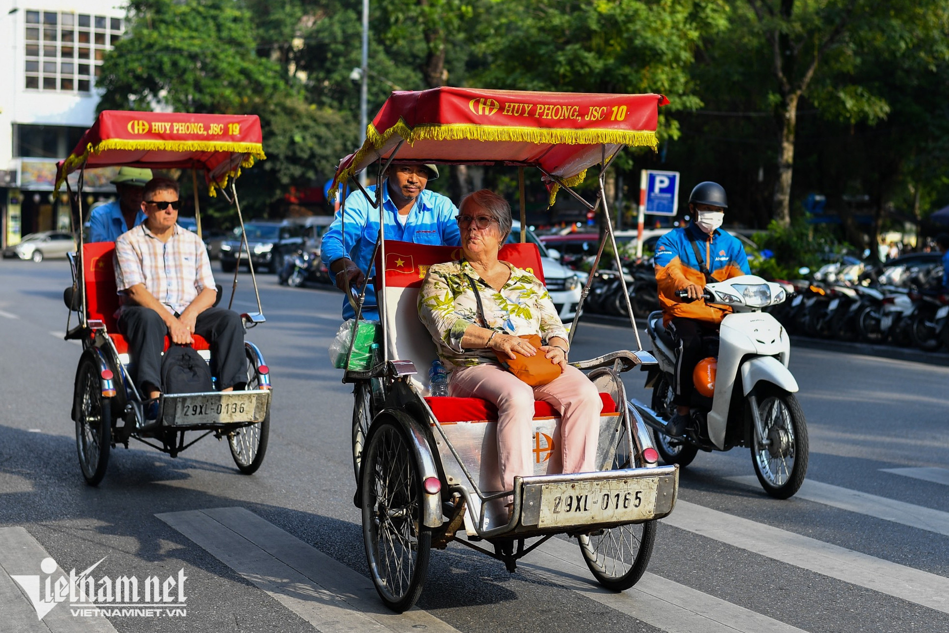 Hàng quán, phố xá ở Hà Nội và TPHCM tràn ngập du khách quốc tế sau đại dịch - Ảnh 8.