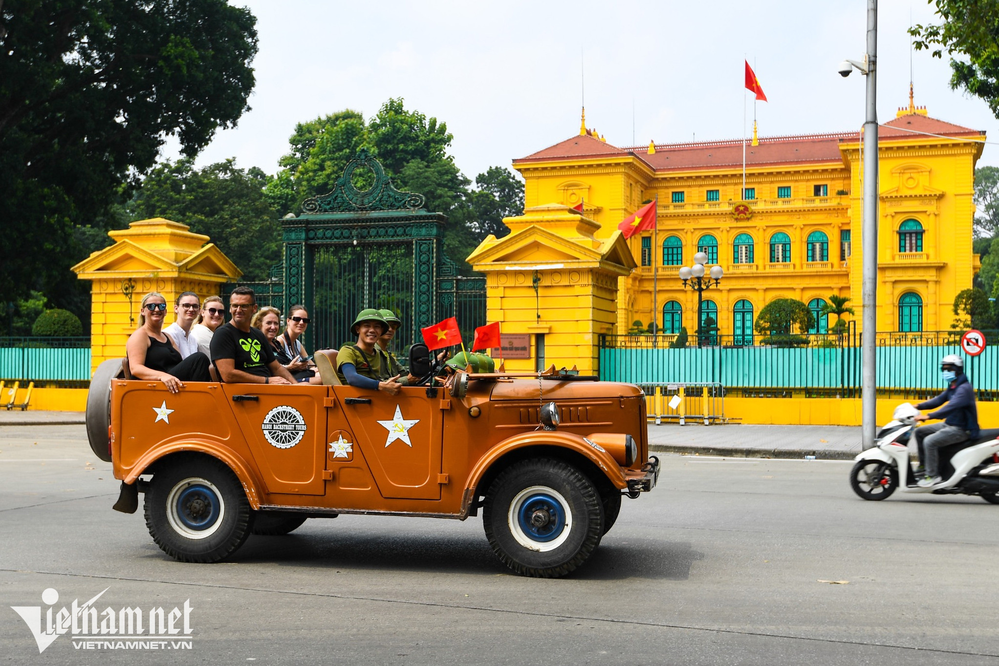 Hàng quán, phố xá ở Hà Nội và TPHCM tràn ngập du khách quốc tế sau đại dịch - Ảnh 7.