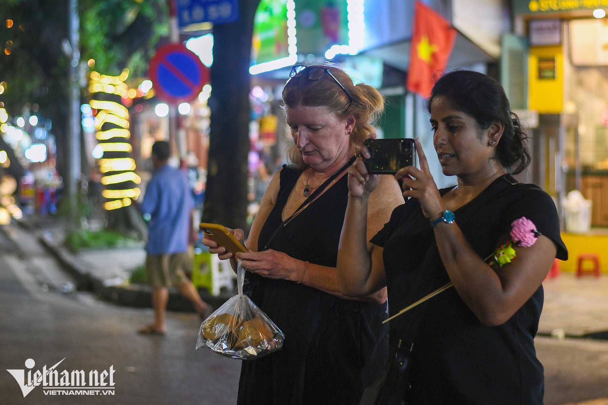 Hàng quán, phố xá ở Hà Nội và TPHCM tràn ngập du khách quốc tế sau đại dịch - Ảnh 9.