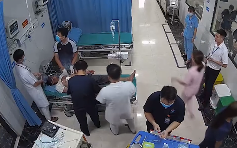 Người đàn ông khoẻ mạnh bất ngờ ngừng tim sau 15 phút bị ong đốt